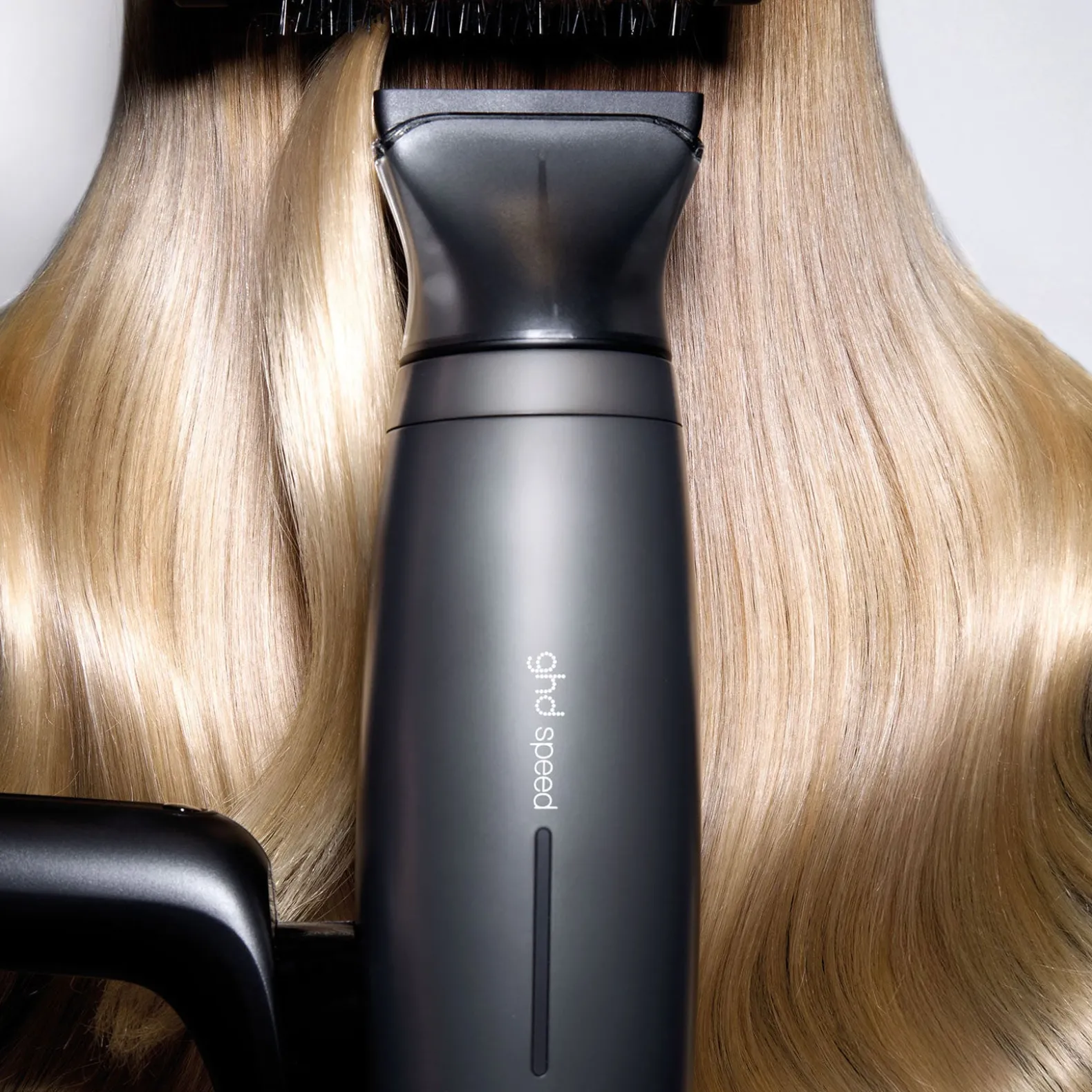 Sèche cheveux Speed avec trousse et spray volume noir mat